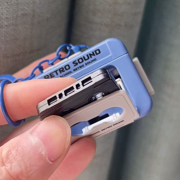 Retro Recordable Cassette Recorder Keychain - Mini Music Box with Vintage Design - Fun Gift & Unique Decoration