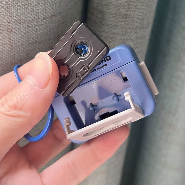 Retro Recordable Cassette Recorder Keychain - Mini Music Box with Vintage Design - Fun Gift & Unique Decoration